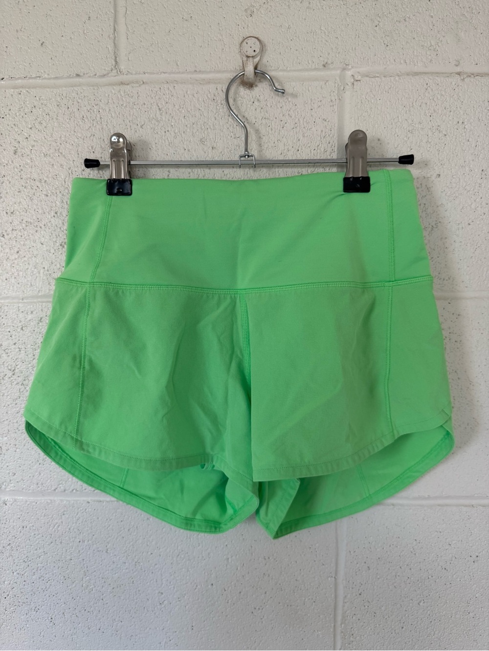 Lululemon Speed Up High Rise Short 2.5” in Pistachio, size 2